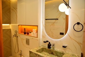 Haartrockner, Handtücher, Seife, Toilettenpapier