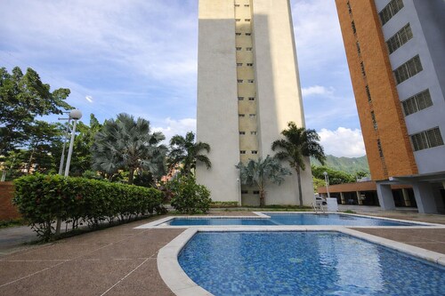 Confort & Lujo a solo pasos del Sambil Valencia + Piscina & Respaldo de Energía