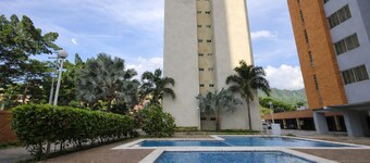 Confort & Lujo a solo pasos del Sambil Valencia + Piscina & Respaldo de Energía