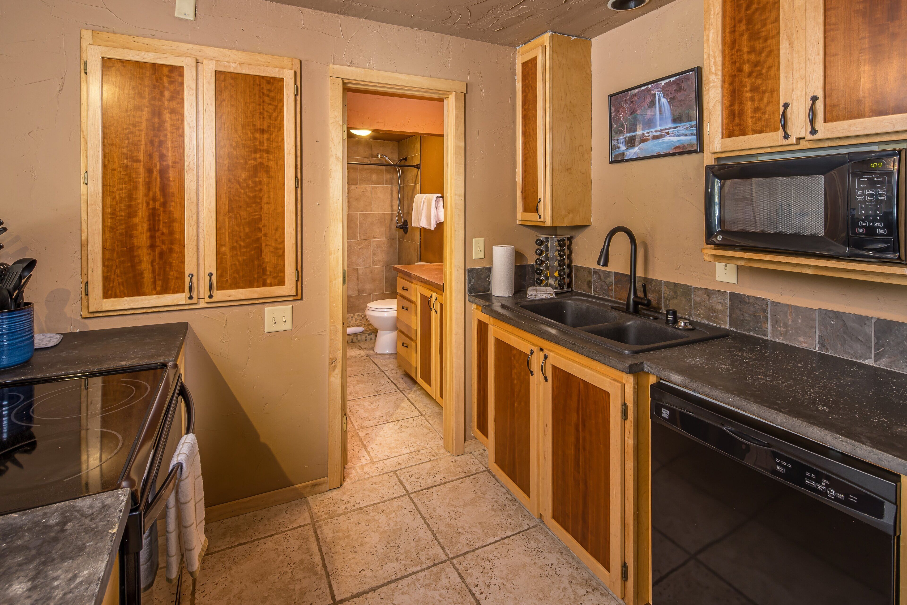 冷蔵庫、電子レンジ、オーブン、コンロ