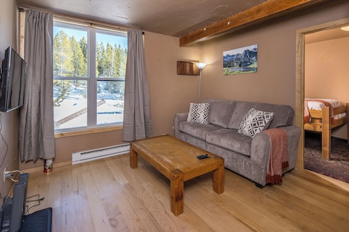 Lone Peak Hideout — A Bold One-Bedroom at the Base of Lone Peak
