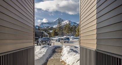 Lone Peak Hideout — A Bold One-Bedroom at the Base of Lone Peak