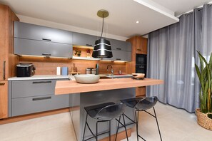 Frigorifero, microonde, forno, piano cottura