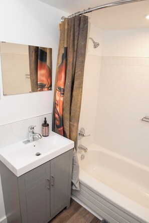 Hair dryer, towels, soap, shampoo - Marda Loop Blue Bungalow (Calgary)