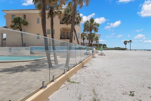 A heated pool - ✨ 2BR/2BA Condo — Stylish Comfort, Resort Amenities, Right on the Beach, Collwood #202 (Madeira Beach)