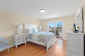2 bedrooms, iron/ironing board, free WiFi, bed sheets - ✨ 2BR/2BA Condo — Stylish Comfort, Resort Amenities, Right on the Beach, Collwood #202 (Madeira Beach)