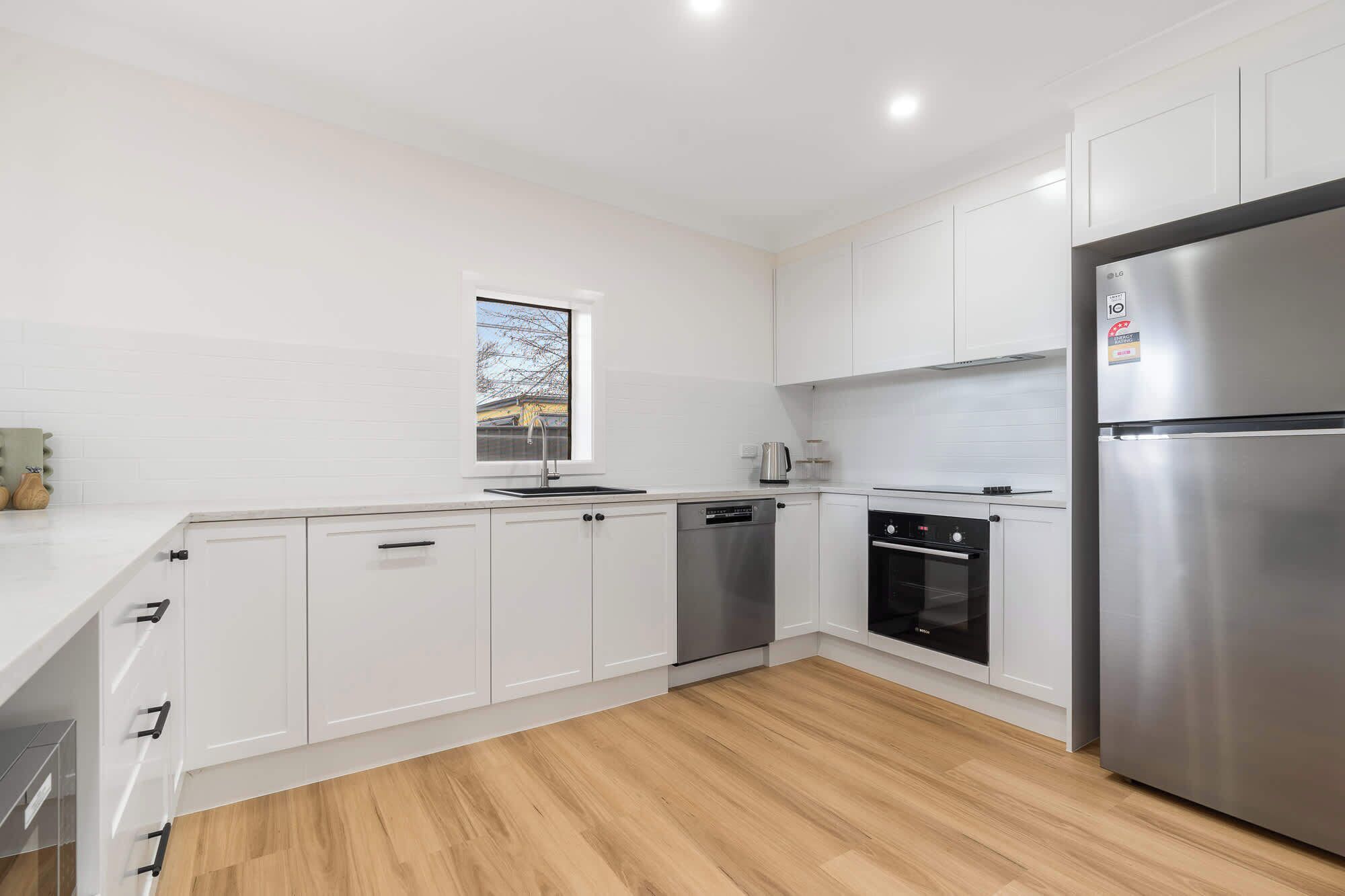 Kylskåp, mikrovågsugn, ugn och spishäll