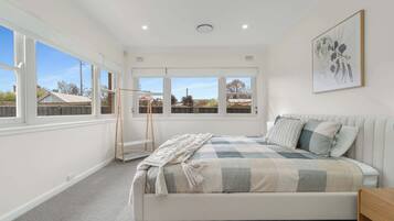 4 bedrooms, iron/ironing board, WiFi, bed sheets