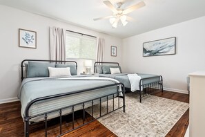 2 habitaciones, escritorio, tabla de planchar con plancha y wifi gratis 