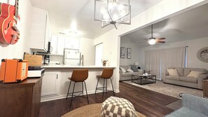 Una Smart TV, una biblioteca de música, un reproductor estéreo