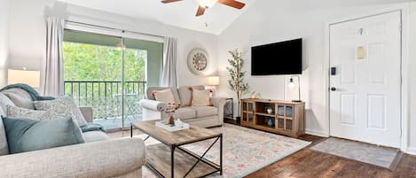 Una Smart TV, una biblioteca de música, un reproductor estéreo