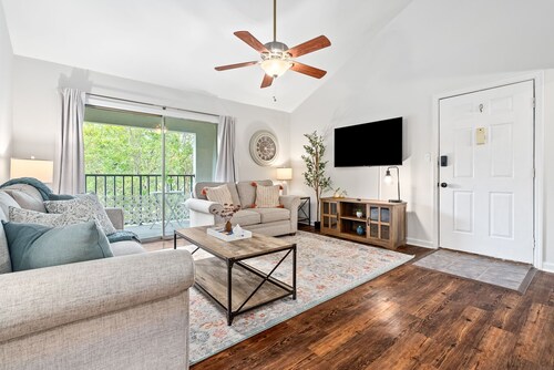 3/4 mile walk to Toomer's, 2BR/2BA, 4 Queens, 2 sofa bed