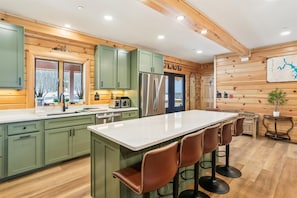Fridge, microwave, oven, stovetop - Discover Grateful Greens in McHenry: a golfer's paradise with hot tub, sauna, and room for 16! (McHenry)