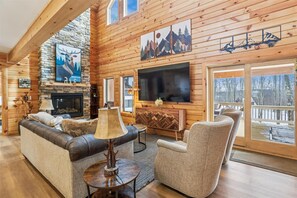 Een televisie, een open haard en tafelvoetbal