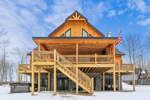 Discover Grateful Greens in McHenry: a golfer's paradise with hot tub, sauna, and room for 16!