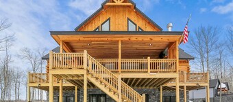 Discover Grateful Greens in McHenry: a golfer's paradise with hot tub, sauna, and room for 16!