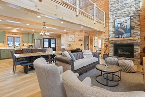 Een televisie, een open haard en tafelvoetbal