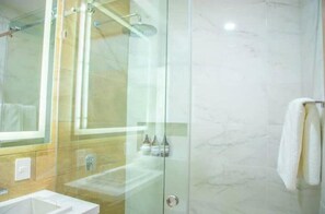 Bathroom - Cedar. Hotel room. New and centrally located. (Arandas)