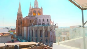 Uma catedral com várias torres e uma grande cúpula central, vista de um ponto alto.