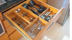 Cozinha com organizador de gaveta contendo utensílios.
