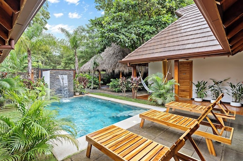 Villa Ave del Paraiso, 7-bedroom Bed & Breakfast Villa in Playa Avellanas