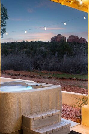 Outdoor spa tub - Sedona Desert Retreat - Hot Tub, Arcade & Cathedral Views (Sedona)