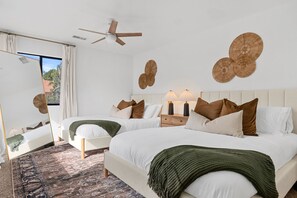 3 bedrooms, iron/ironing board, travel cot, free WiFi - Sedona Desert Retreat - Hot Tub, Arcade & Cathedral Views (Sedona)
