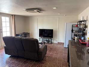 Smart TV, fireplace, DVD player, books - Large, well equipped Studio with Queen Bed and new bathroom. (Tucson)