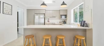 Prime on Piper - 3 Bed Home in Heart of Town