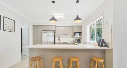 Prime on Piper - 3 Bed Home in Heart of Town