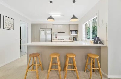 Prime on Piper - 3 Bed Home in Heart of Town