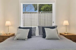 3 bedrooms, iron/ironing board, WiFi, bed sheets - Prime on Piper - 3 Bed Home in Heart of Town (Bathurst)