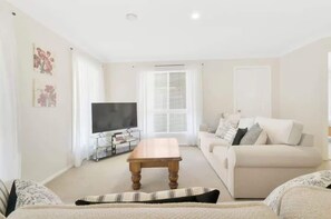 TV - Prime on Piper - 3 Bed Home in Heart of Town (Bathurst)