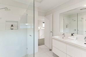 Dusche, Haartrockner, Handtücher, Shampoo