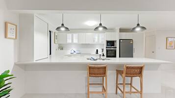 Frigorífico, microondas, horno y placa de cocina