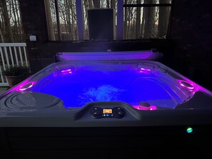 Outdoor spa tub - The SoMD Diamond House (Mechanicsville)