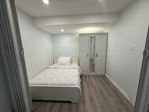 Room - Modern Luxury Private Suite 1 Den 1 Bath Parking (Mississauga)