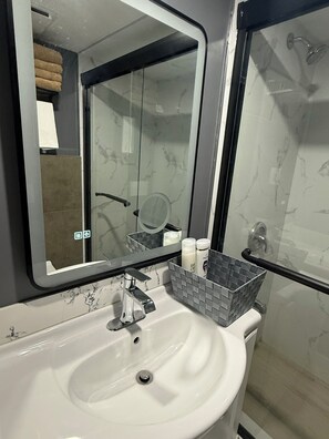 Dusche, Handtücher, Seife, Toilettenpapier