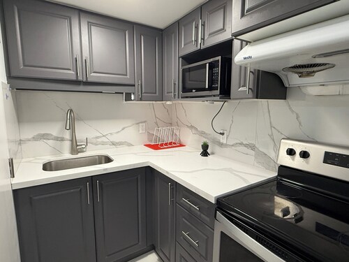 Modern Luxury Private Suite 1 Den 1 Bath Parking