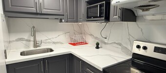 Modern Luxury Private Suite 1 Den 1 Bath Parking