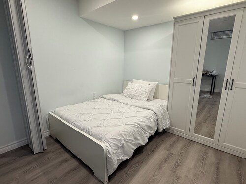 Modern Luxury Private Suite 1 Den 1 Bath Parking