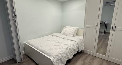 Modern Luxury Private Suite 1 Den 1 Bath Parking