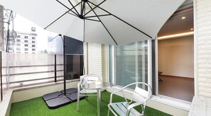 Premium Studio Suite, 1 Bedroom, Non Smoking, City View | Teres/patio