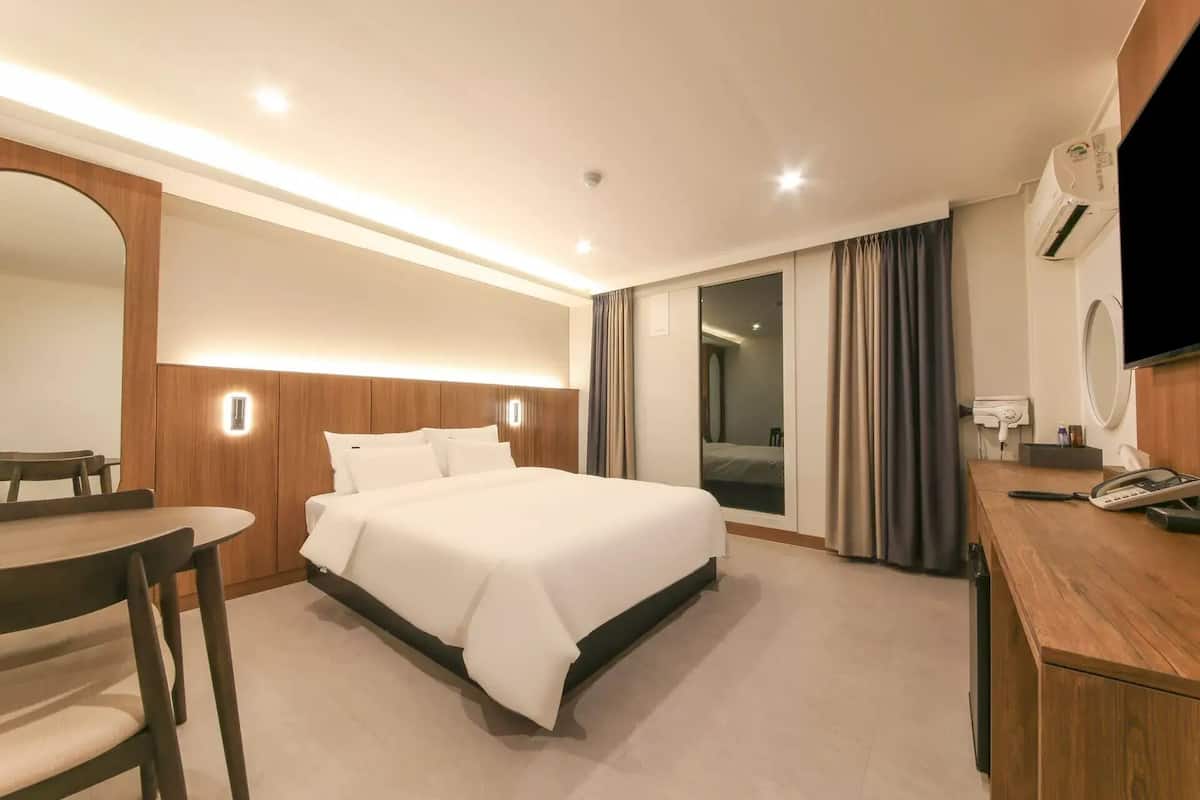 Deluxe-Doppelzimmer, 1 Schlafzimmer, Nichtraucher, Stadtblick | Daunenbettdecken, Verdunkelungsvorhänge, kostenloses WLAN, Bettwäsche
