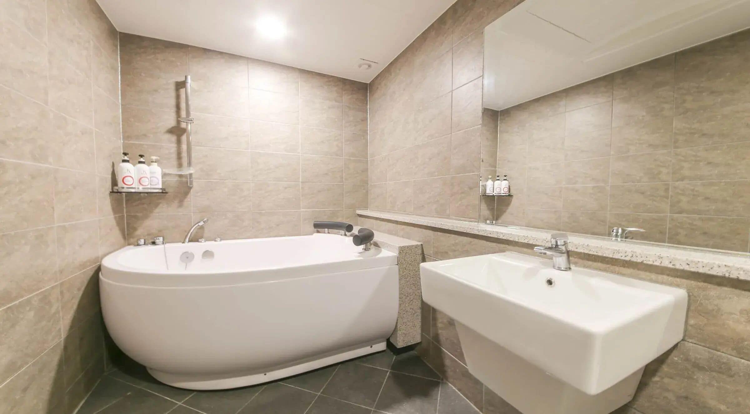 Amenidades de baño gratuitas, secadora de cabello, pantuflas, bidet 