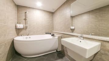 Amenidades de baño gratuitas, secadora de cabello, pantuflas, bidet
