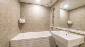 Artículos de tocador gratuitos, secador de pelo, pantuflas, bidet