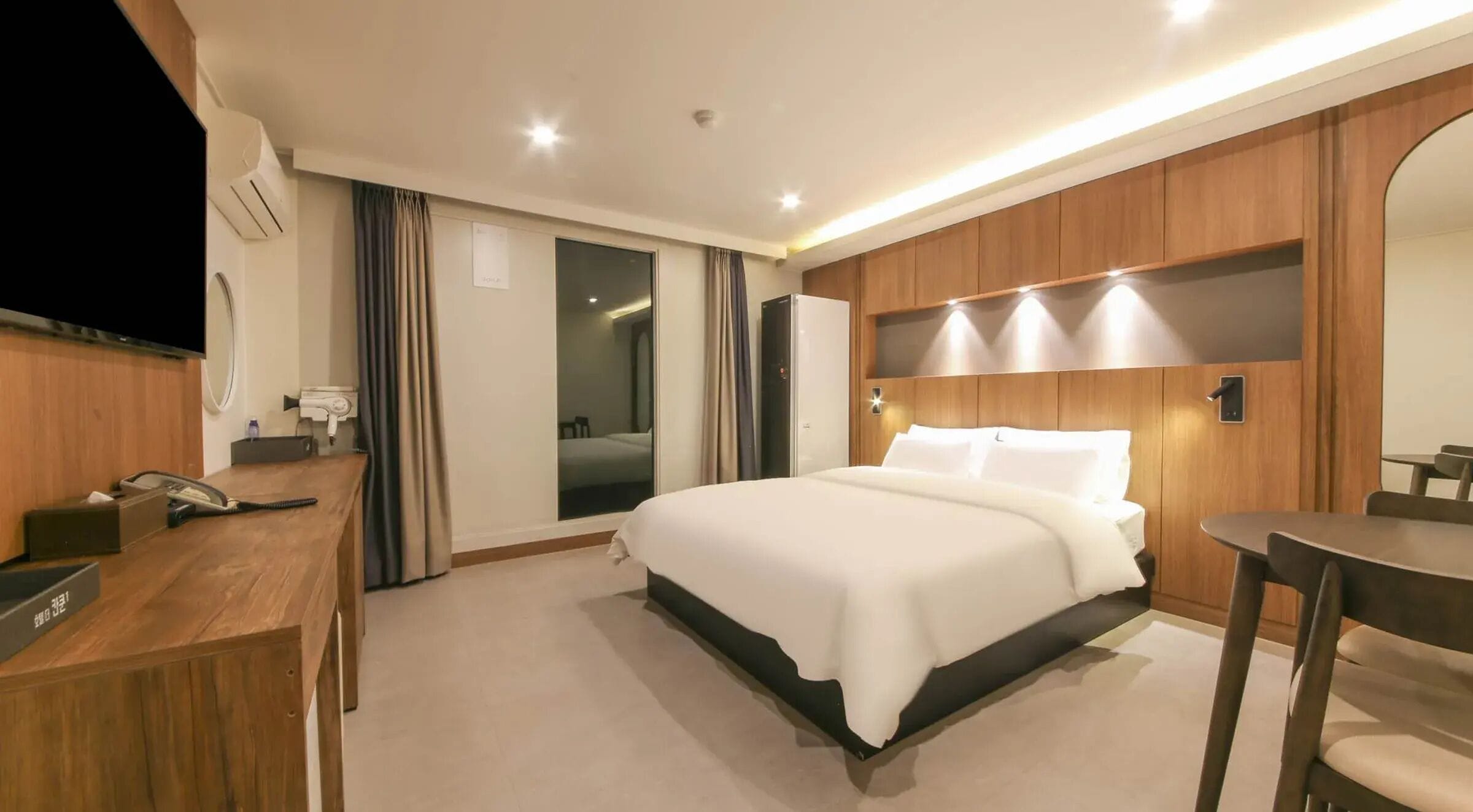 Phòng đôi Deluxe, 1 phòng ngủ, không hút thuốc, quang cảnh thành phố | Chăn bông, màn/rèm cản sáng, truy cập Internet không dây miễn phí 