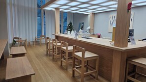 Petit déjeuner en libre-service compris en semaine