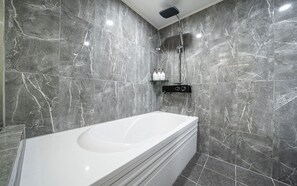 Habitación doble Deluxe | Baño | Amenidades de baño gratuitas, secadora de cabello, toallas, jabón 